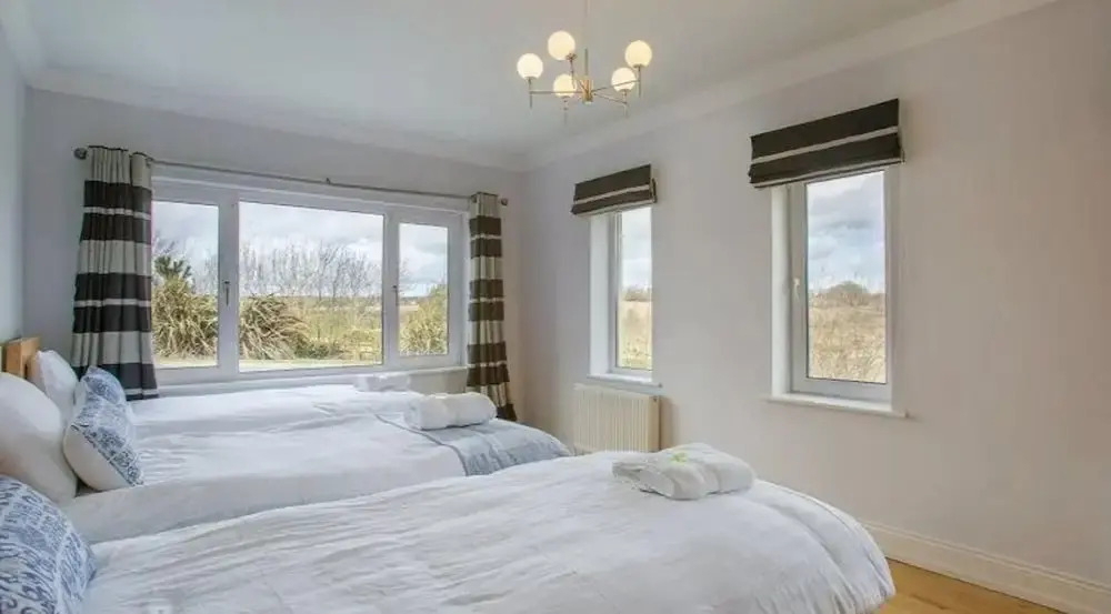 Waterford Villa - 5 Bed - Sleeps 10 - Parking