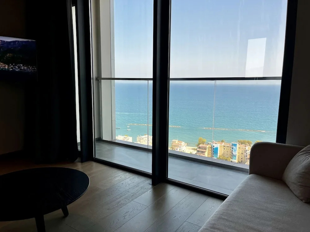 128 LIM - 2006 Stay Only Tower Suite