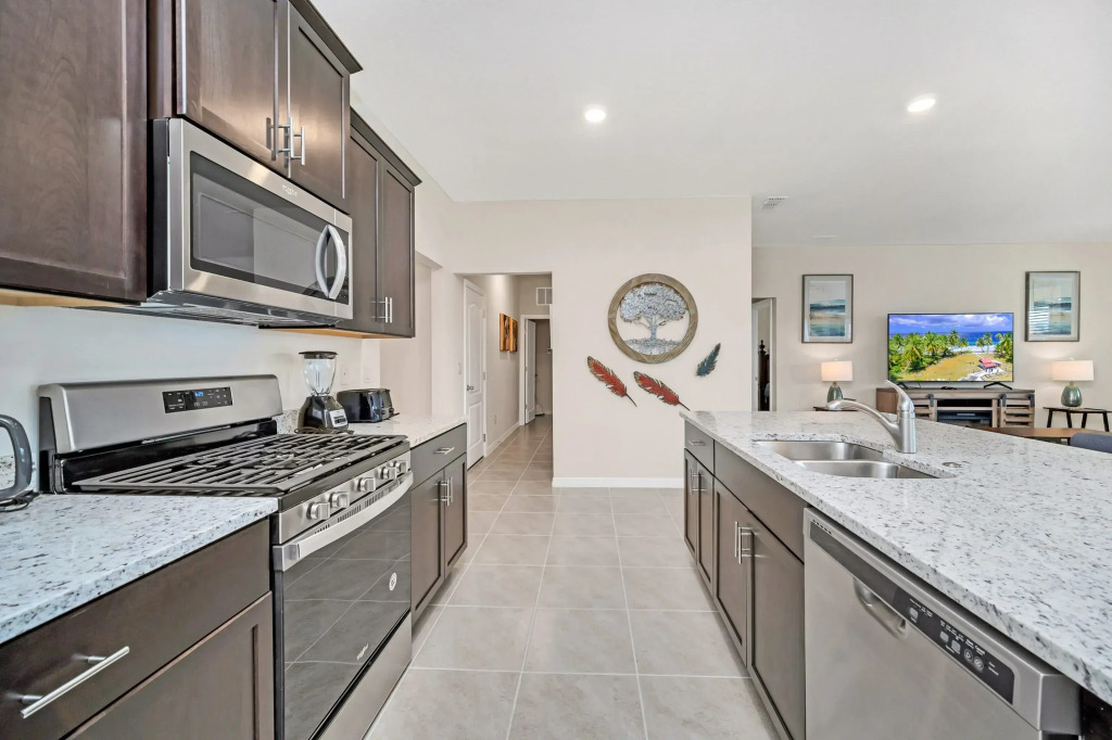 Upstay - Lrg Family Home w Private Pool   Hot Tub, Davenport