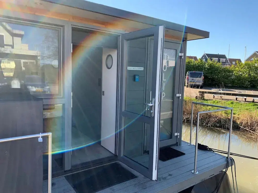 Waterfront Houseboat Near the Centre
