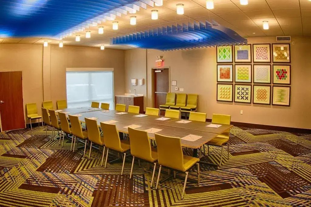Holiday Inn Express Hotel & Suites Detroit-Utica by IHG