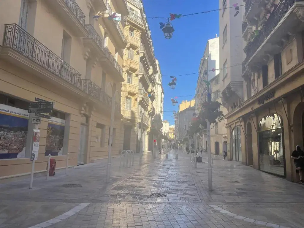 Appartement mignon calme douillet ascenseur clim étage élevé proche parking et toutes commodités au coeur du Toulon historique