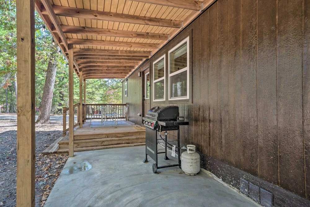 Stylish Cabin by Beavers Bend: Hot Tub & Fire Pit