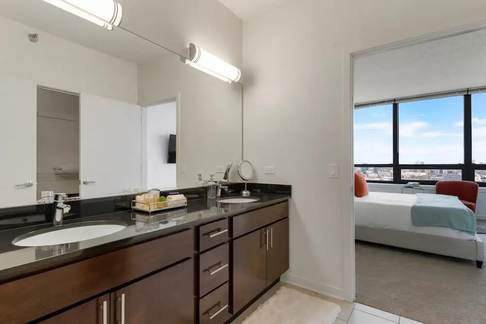 West Loop Luxe 2BR Balcony Skyline Views