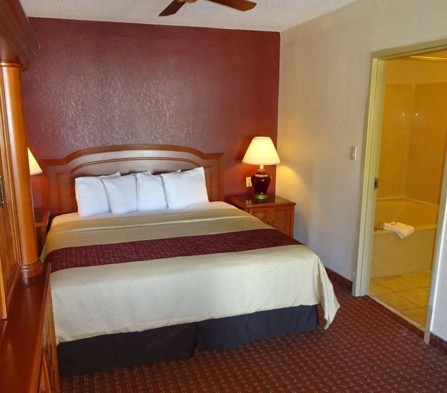 Red Roof Inn & Suites