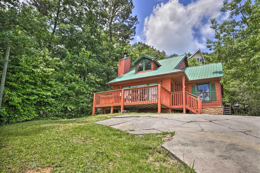 Gatlinburg Chalet: Hot Tub, Sauna + Mountain View