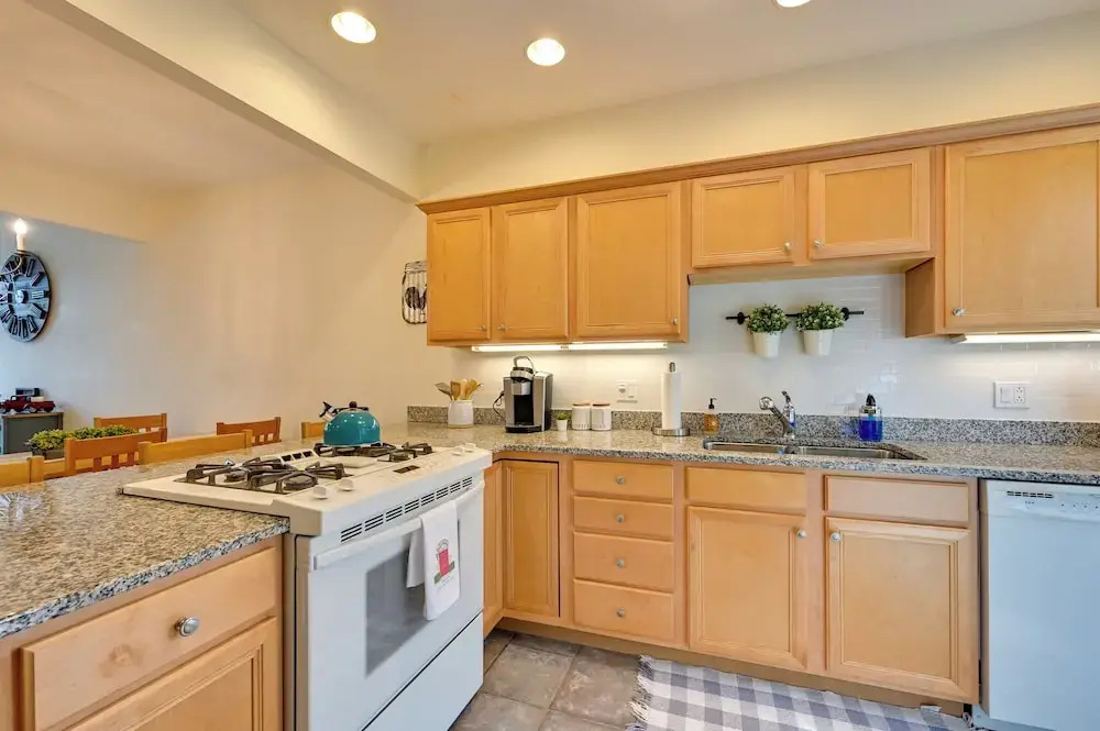 Bright Condo w/ Community Perks: Near Ski Quechee!