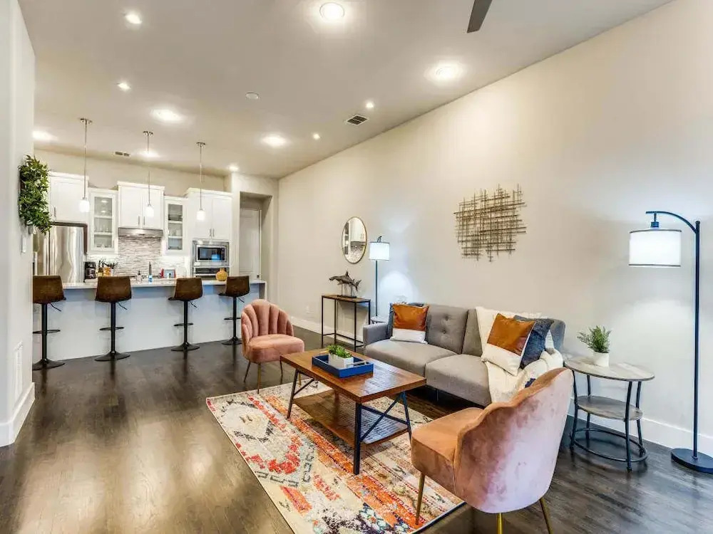 Cozysuites Uptown 3BR King Beds Skyline View