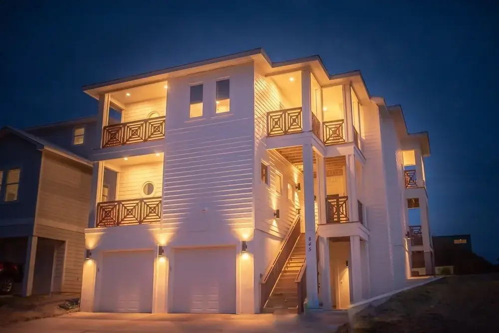 Salt and Horns - 4 Br Home