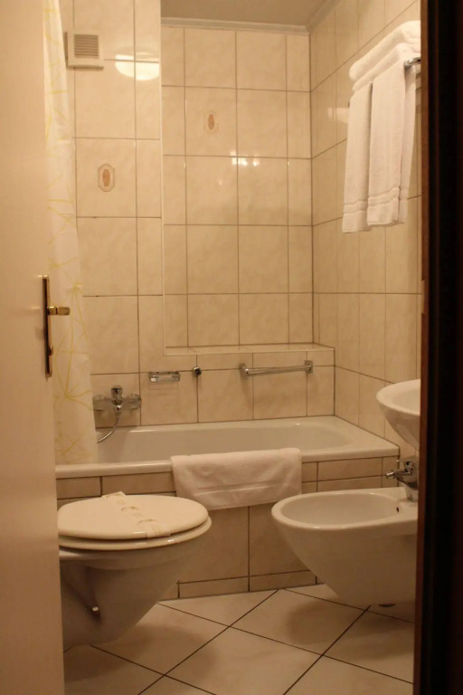 Yasha Hotel