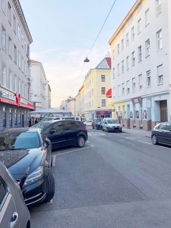 New, bright apartment near the metro!