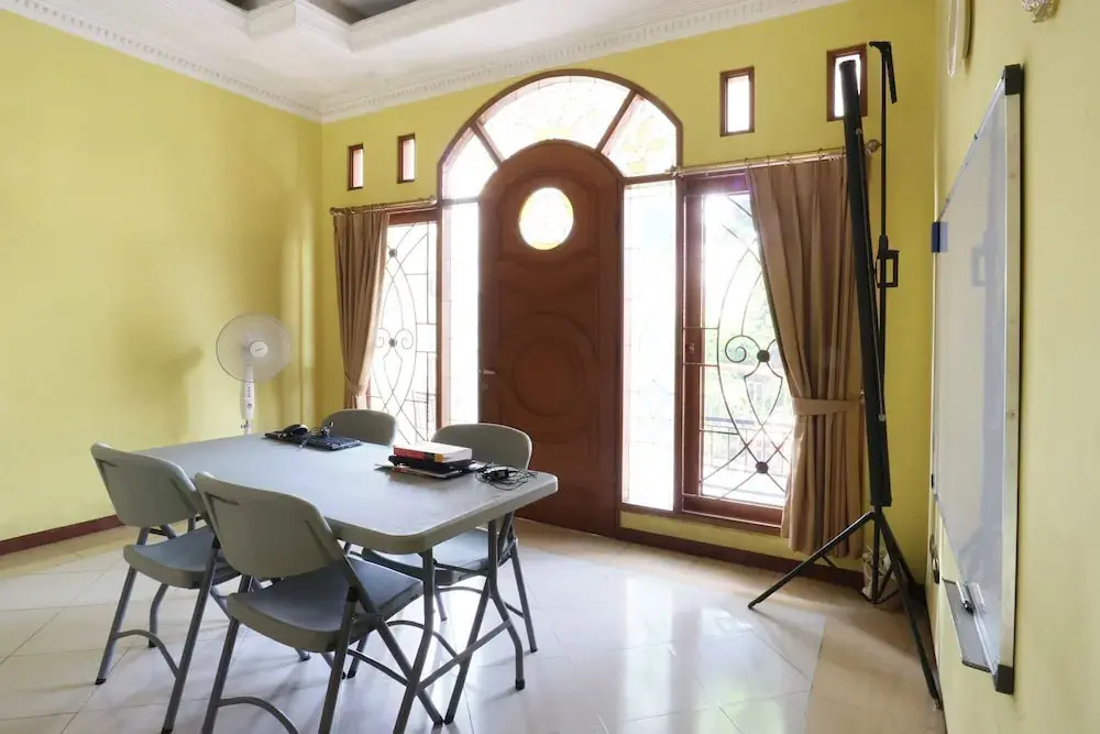Maharani Guesthouse Tebet Syariah - Hostel