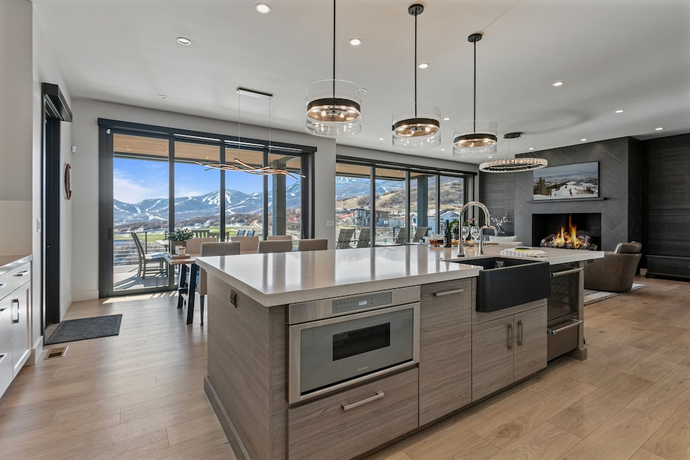 Spacious Ski Getaway Hot Tub 5 Bedroom 5 Home
