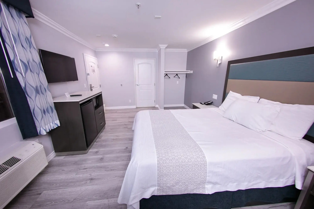 Travelodge Inn & Suites by Wyndham West Covina
