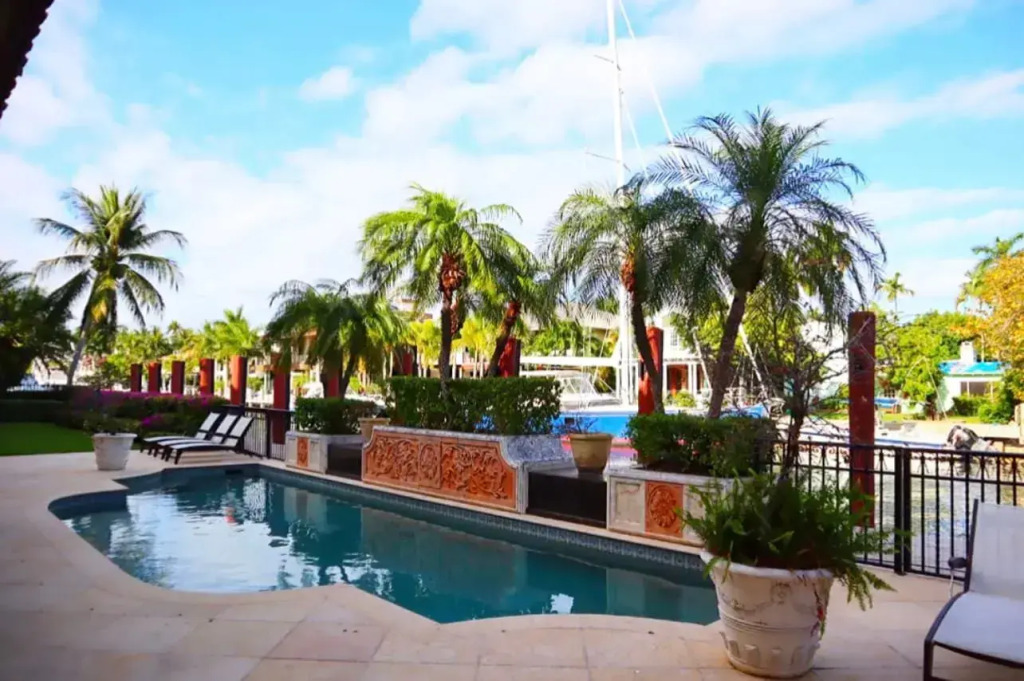 Extravagant Golden Mansion 6 Bedrooms 8 Bathrooms in the Finest Las Olas Area