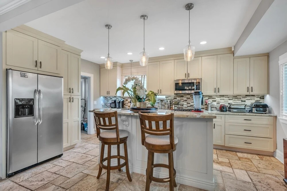 Serene & Charming 5br Des Plaines Getaway 5 Bedroom Home by RedAwning