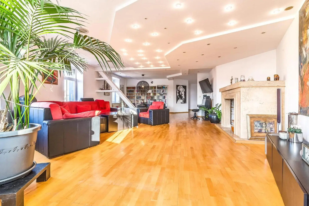 Modern City-Centre Penthouse with Spectacular Views / 135sqm