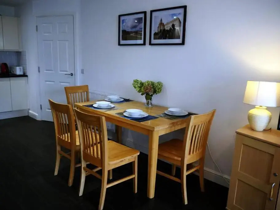 A Cosy 3-bed Family House in Liverpool sleeps 6 with parking spaces