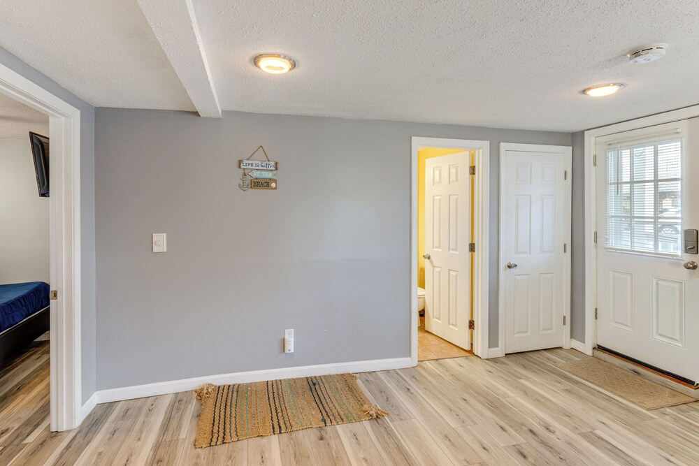 Walk to Public Beach Access! Breezy Hampton Condo