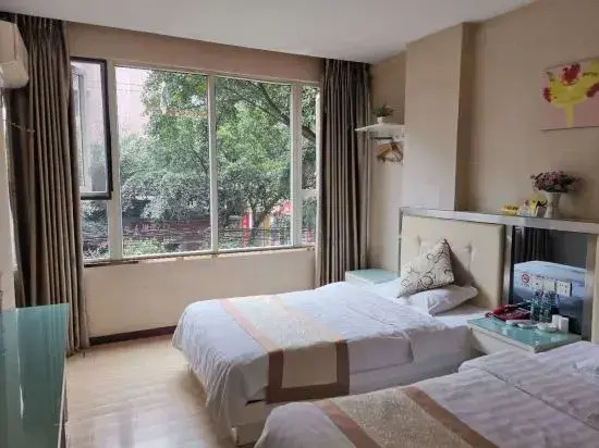 Huazhou Xingxuan Fashion Hotel