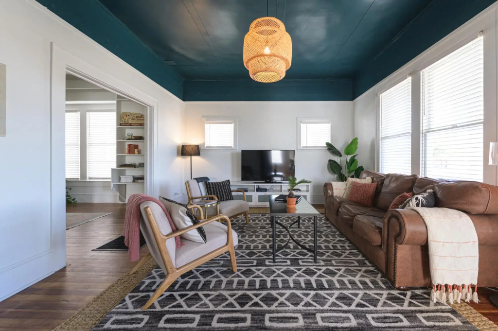 Restored 1930s Uptown Bungalow 2 min to Magnolia Silos