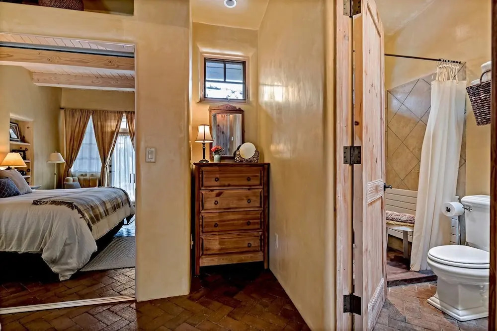 Antonia - Stylish Retreat, Blocks From Galleries and Restaurants of Canyon Rd. and The Plaza