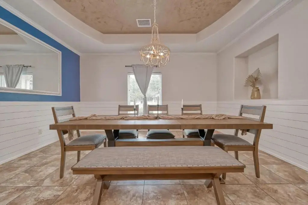 Great Escape With Private Pool and Deck