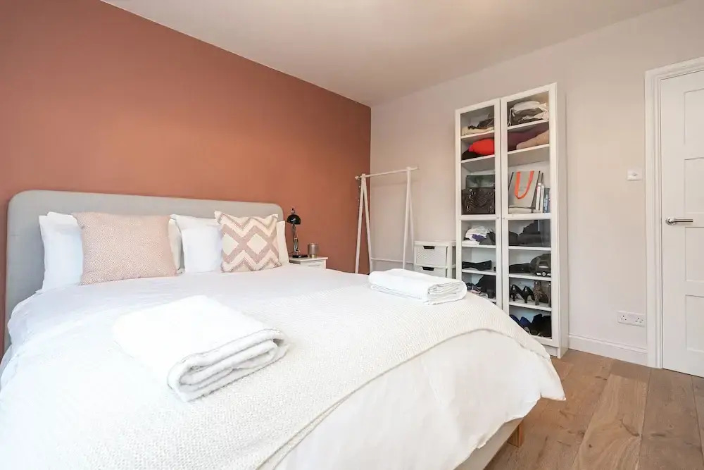 Charming Chiswick Flat by Underthedoormat, London