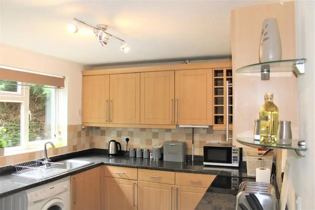 Beautiful 3 bed house Sleeps 6 Free Parking!