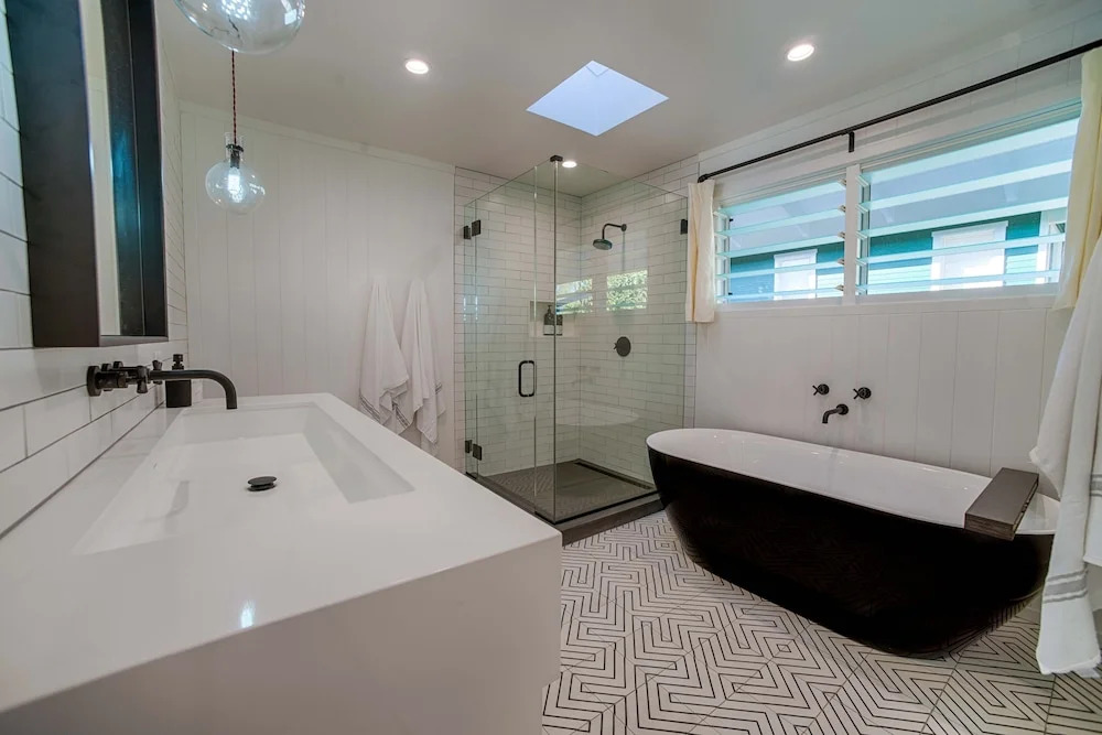 Hanalei Beach House 5 Bedroom Home by RedAwning