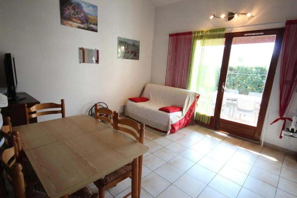 Jolie villa dangle, séjour climatisé, 4 couchages, terrasse parking dans résidence sécurisée avec piscine commune 400m de la mer LRJP11
