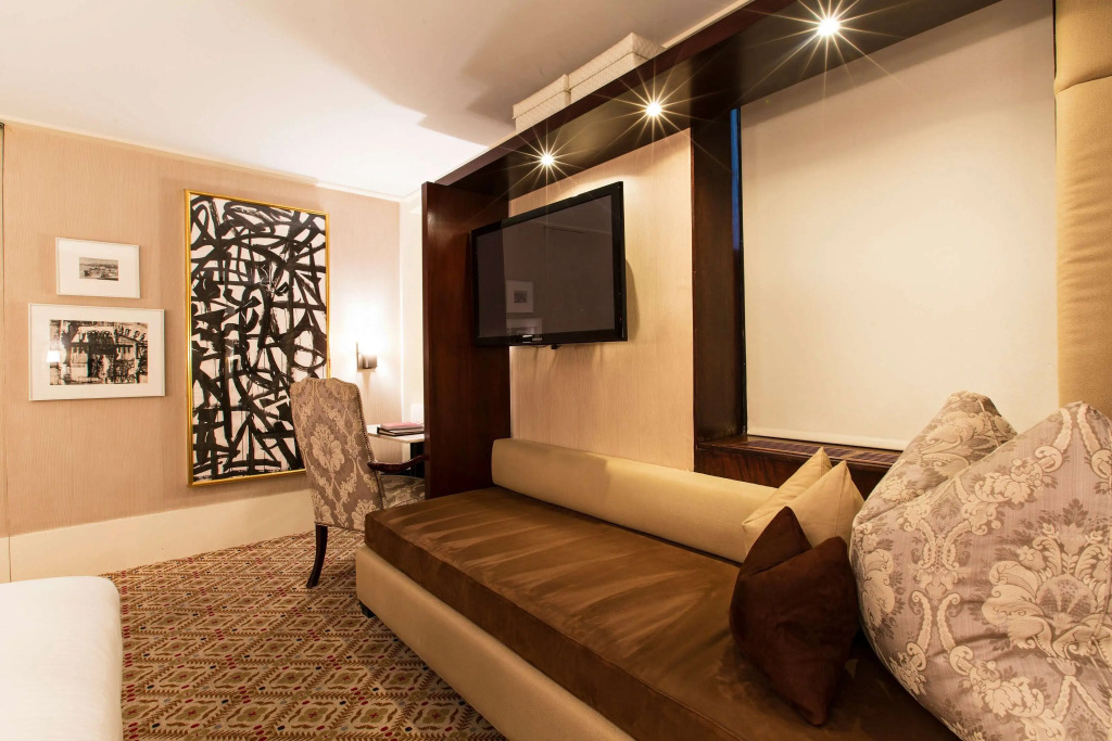 City Club Hotel