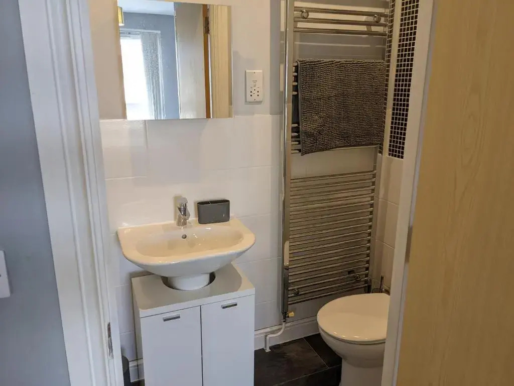 Entire 3 bed home Sleeps 6, WiFi, 2 Parking Spaces