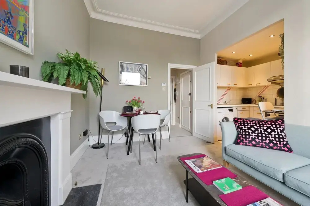 Charming Apartment Close to Kings Road Chelsea by Underthedoormat
