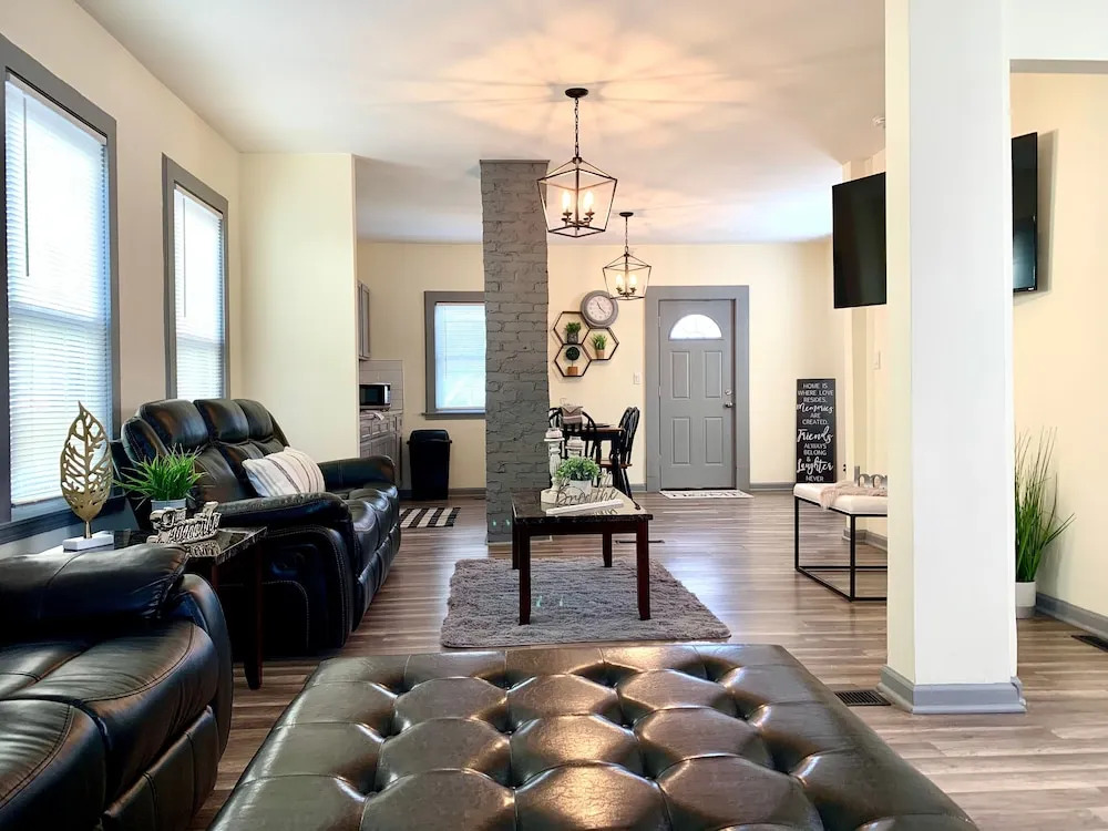 The Southside Villa - With Private Yard & Parking, Near Falls & Casino by Niagara Hospitality