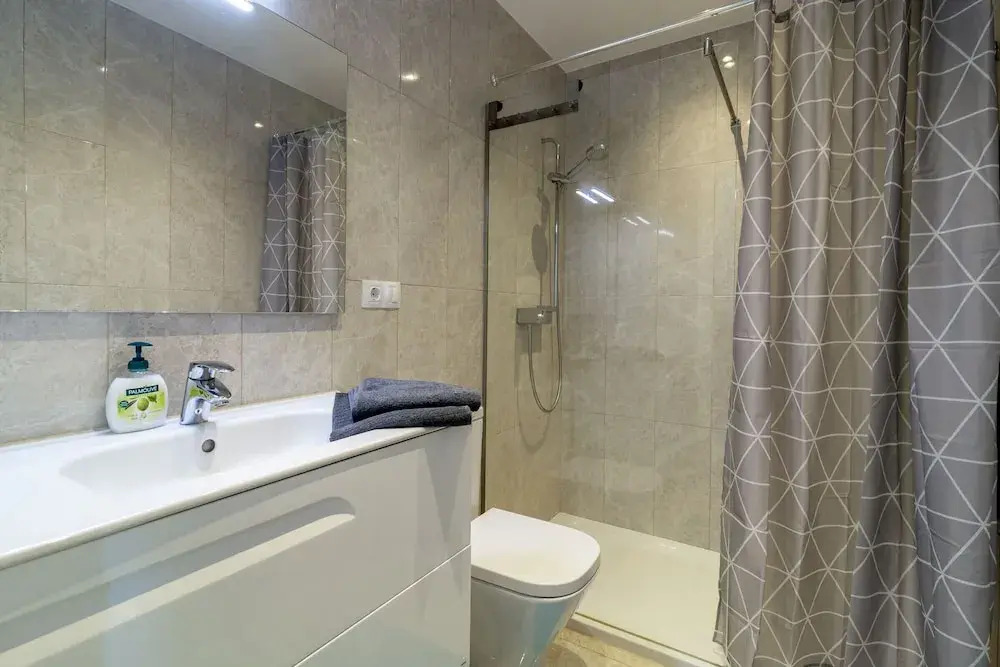 AGC26 - Lovely apart walking distance to Port
