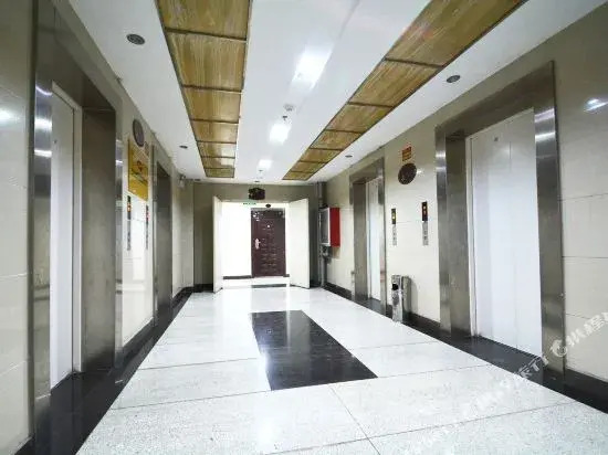 Zhengzhou Baiyue Nianhua Hotel (Jingsan Road Provincial People's Hospital Subway Station)