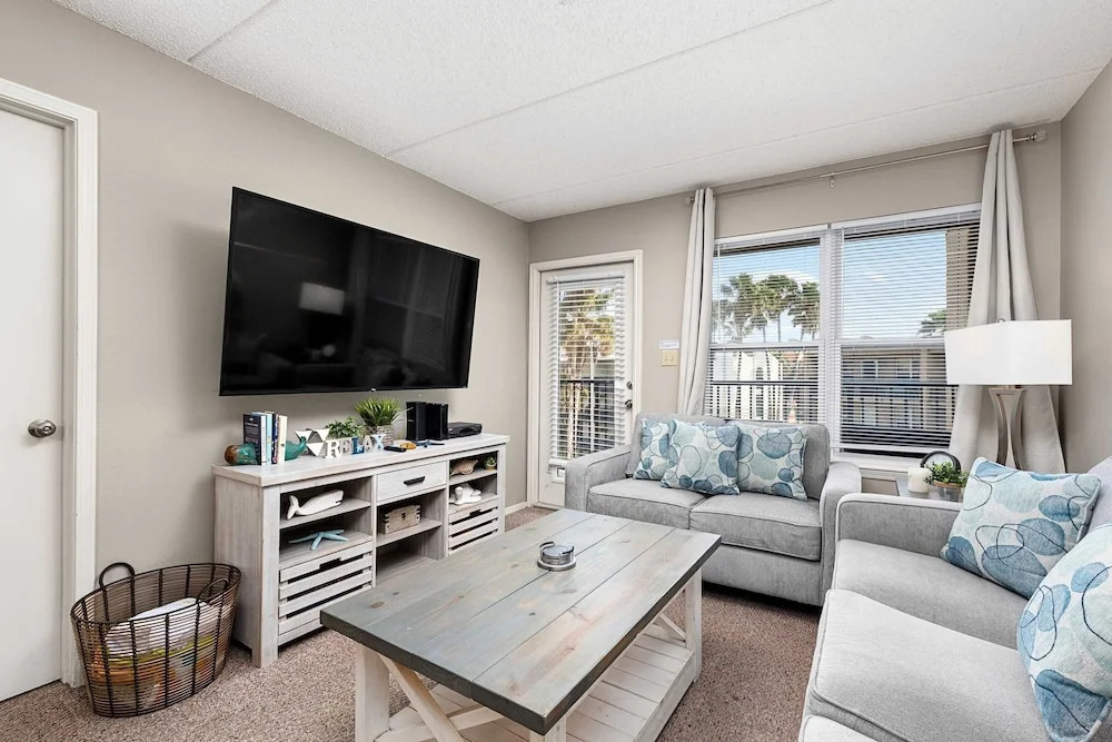 Steps From Beach, Condo With Pool and Hot Tub