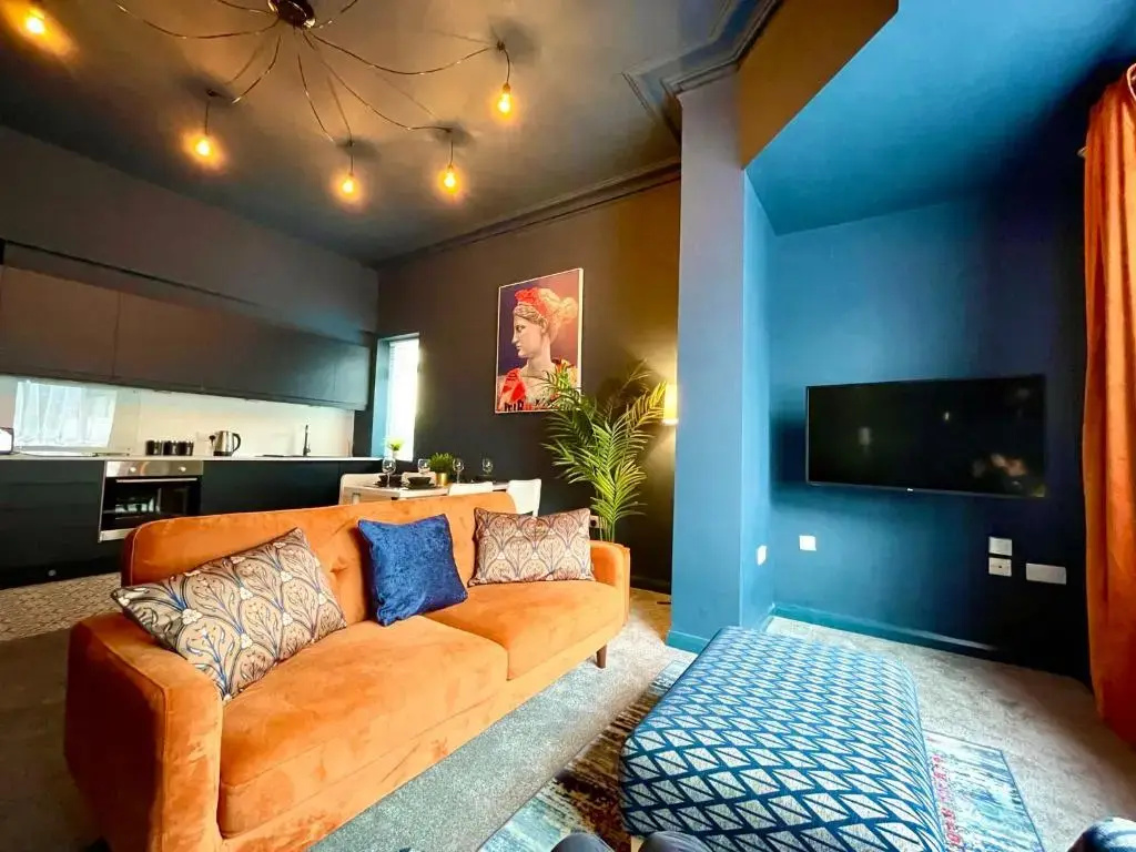 Stunning & Stylish 2 Bedroom Apartment! - 5 Minute Walk to the Best Beach! - Great Location - FREE Parking - Netflix - Fast WiFi - Smart TV - Newly decorated - sleeps up to 4! Close to Bournemouth & Poole Town Centre & Sandbanks