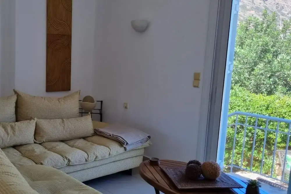 Plaka-sleeps4-parking-pool-hottub-seaviews