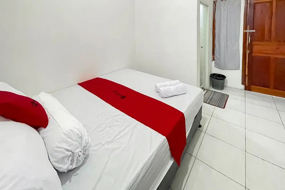 RedDoorz Near Karawang Central Plaza