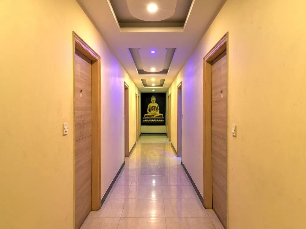 Capital O 16970 Hotel Mahal