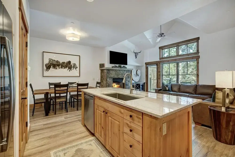 Updated, Modern Townhome With Private Garage 2 Bedroom Condo