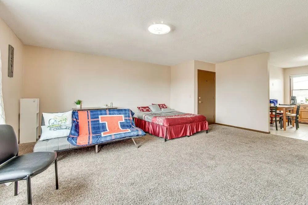Savoy Apartment ~ 4 Mi to University of Illinois!