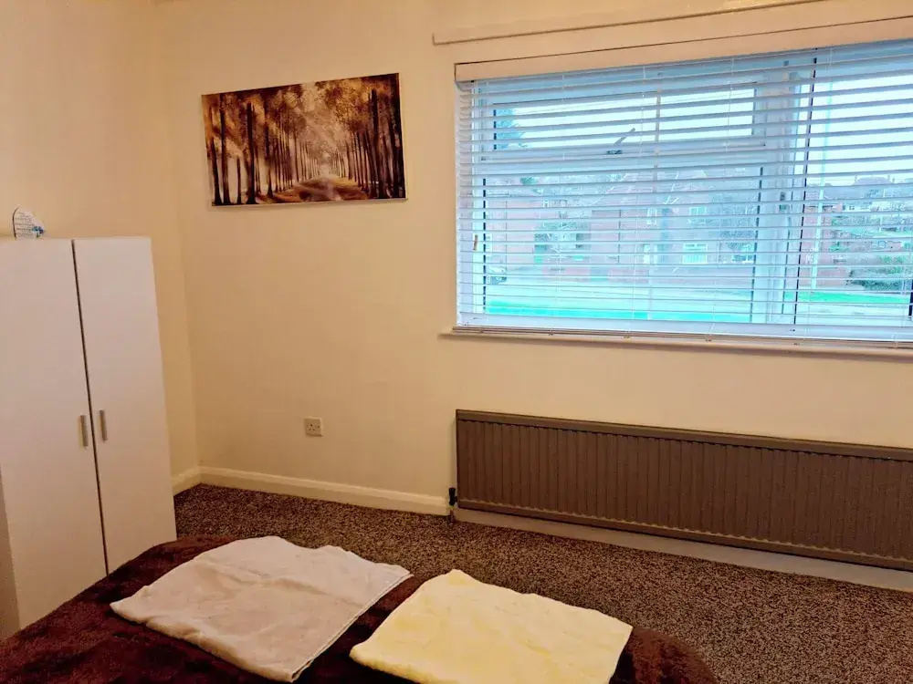 2 Bedroom House in Leeds - Sleeps 5, Wifi, Parking