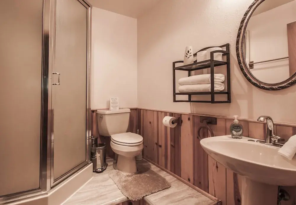 Whispering Winds Apartment 3 NW Comfy Cabins