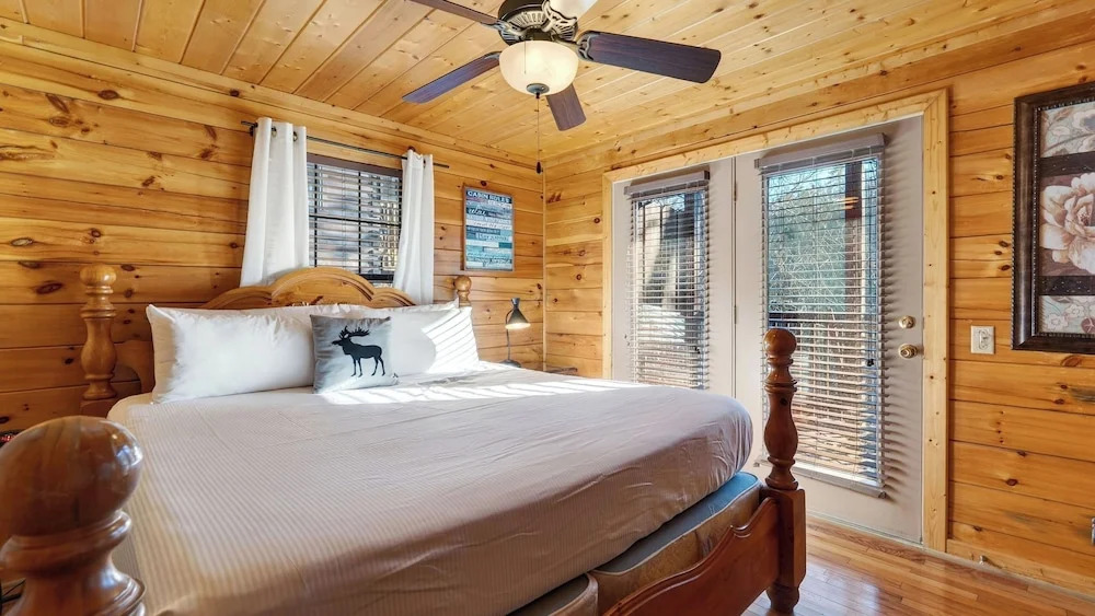 Grand Getaway Cabin by Avantstay A-frame Retreat + Hot Tub + Pool Access, Game Room Mins to Dollywood