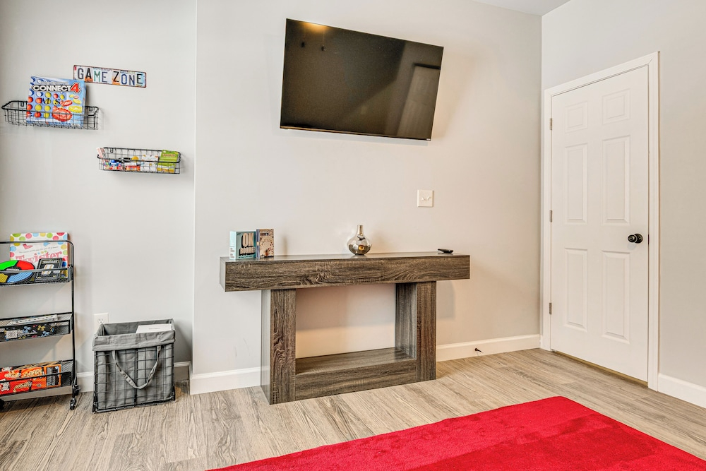 Rooftop Lounge & City Views! 3BR 3 Mi to Dtwn Indy