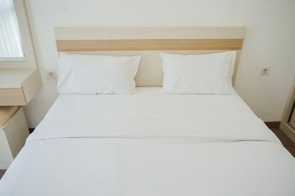 Minimalist Spacious Studio Room At Apartment Galeri Ciumbuleuit 1