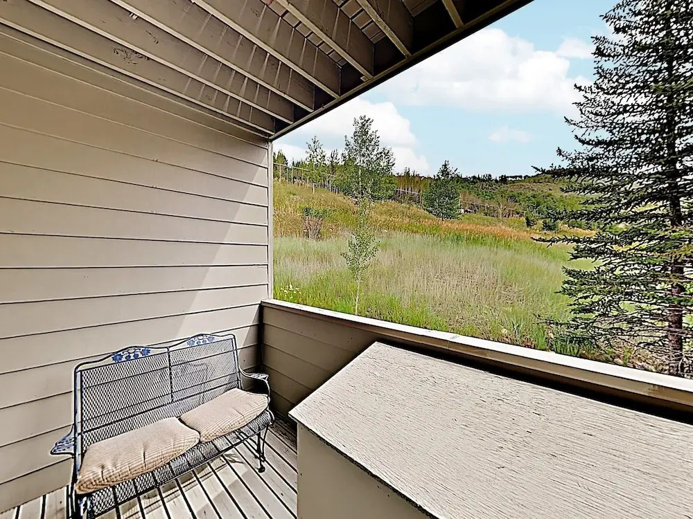 New Listing! W/ Pool -- Walk To Ski Lift 3 Bedroom Condo